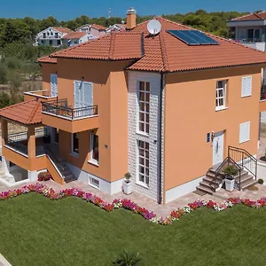 https://villa-suzana-biograd-na-moru.hotelinzadar.com